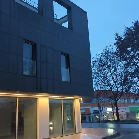 아파트 3b Big Black Building