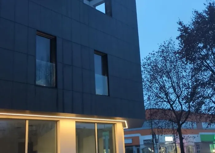 아파트 3b Big Black Building