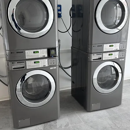 3b Big Black Building شقة