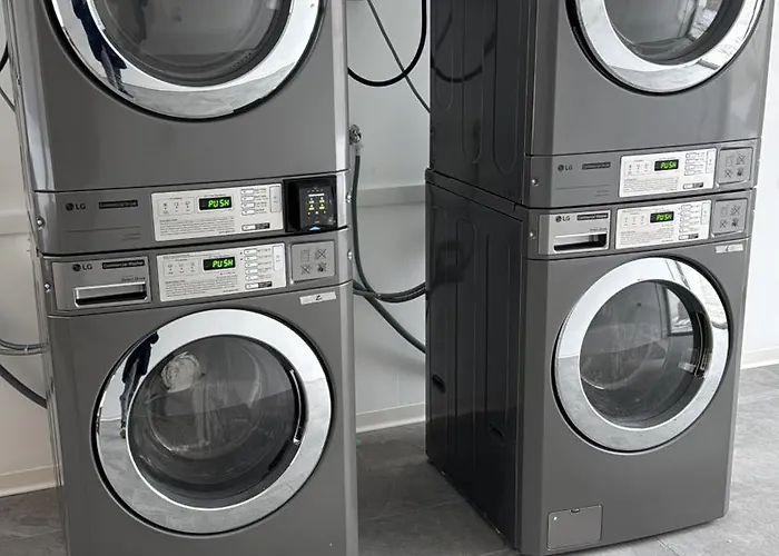 3b Big Black Building Appartement