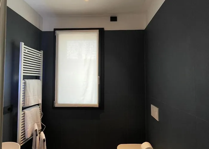 3b Big Black Building Appartement